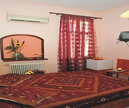 Alexandria Hotel *