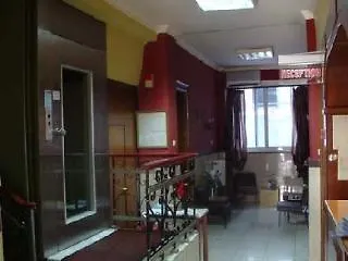 亚历山大酒店 *