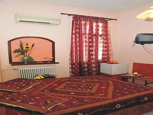 Alexandria Hotel *